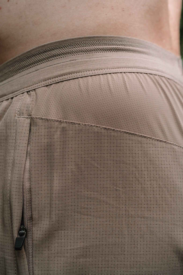 MEN’S | HYBRIFLEX SHORT : TAN