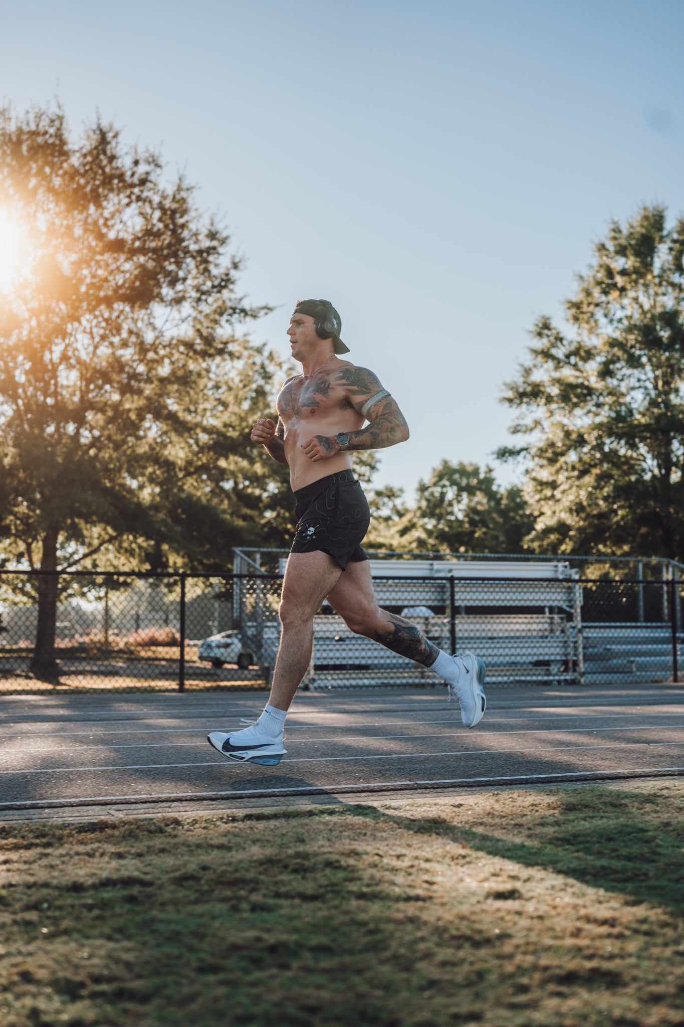 Midnight Topo Hybrid Short at stride on the track