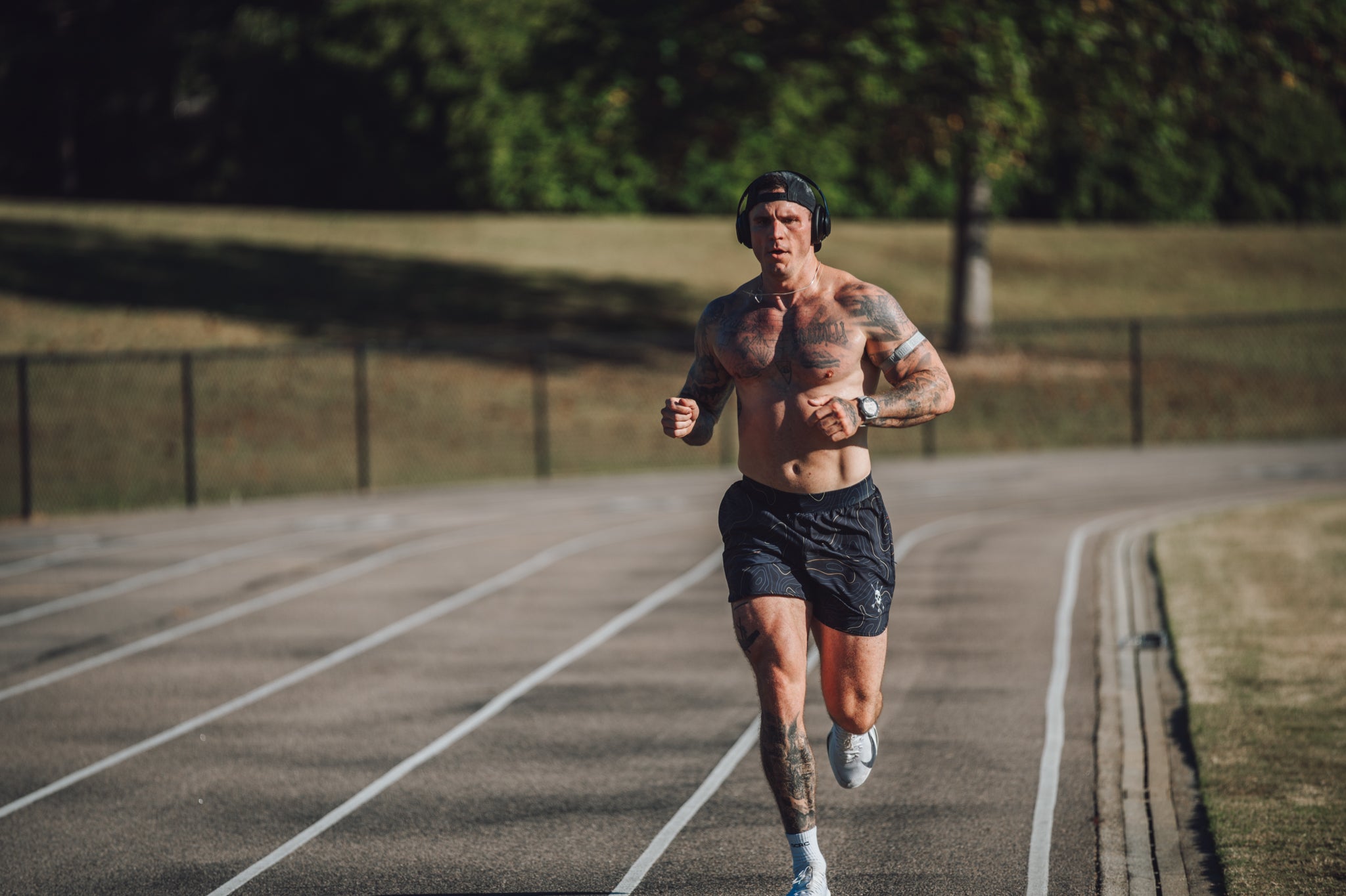 Midnight Topo Hybrid Short mid stride on the track