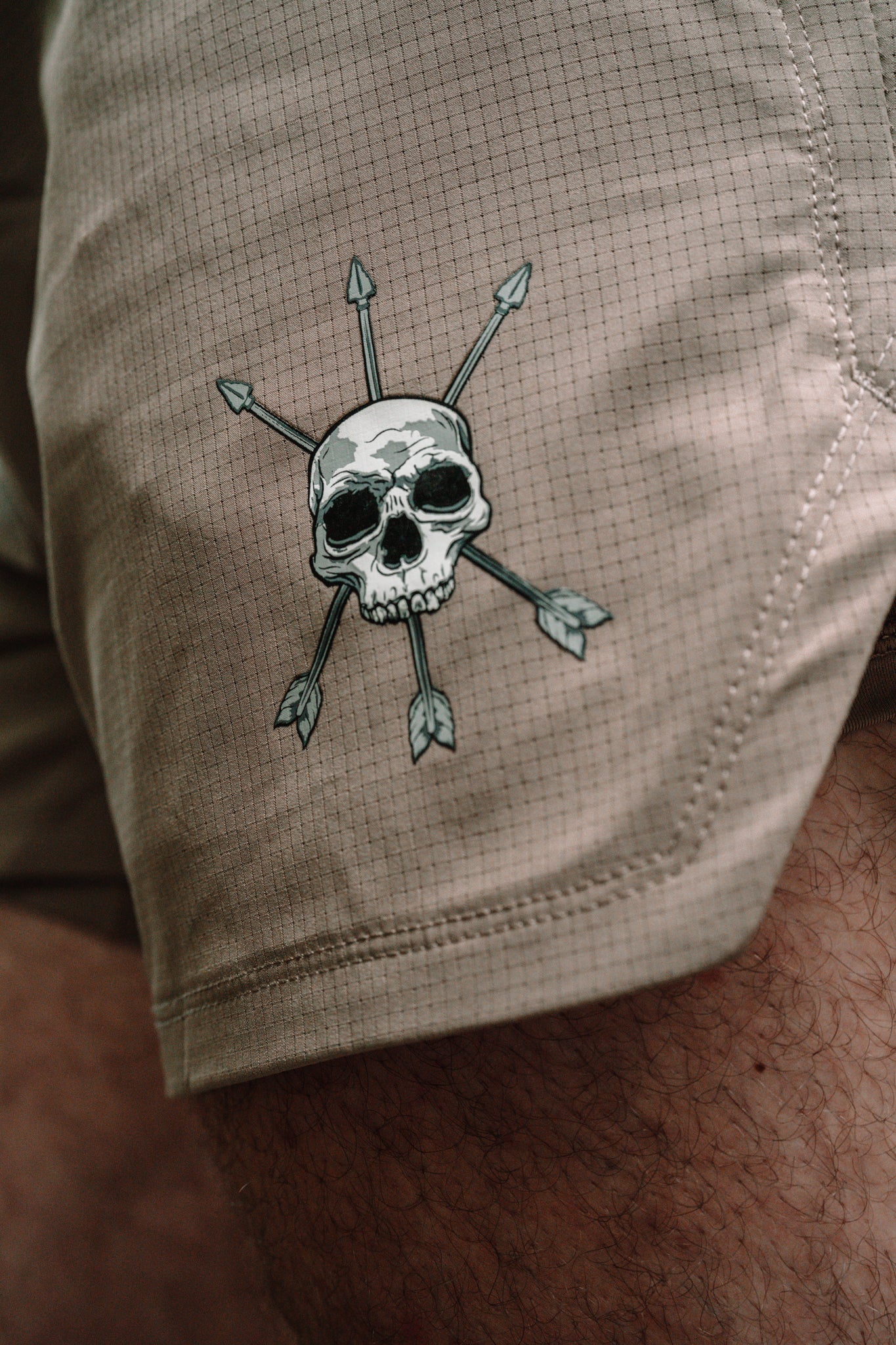 The mark on the grid face beside the split hem