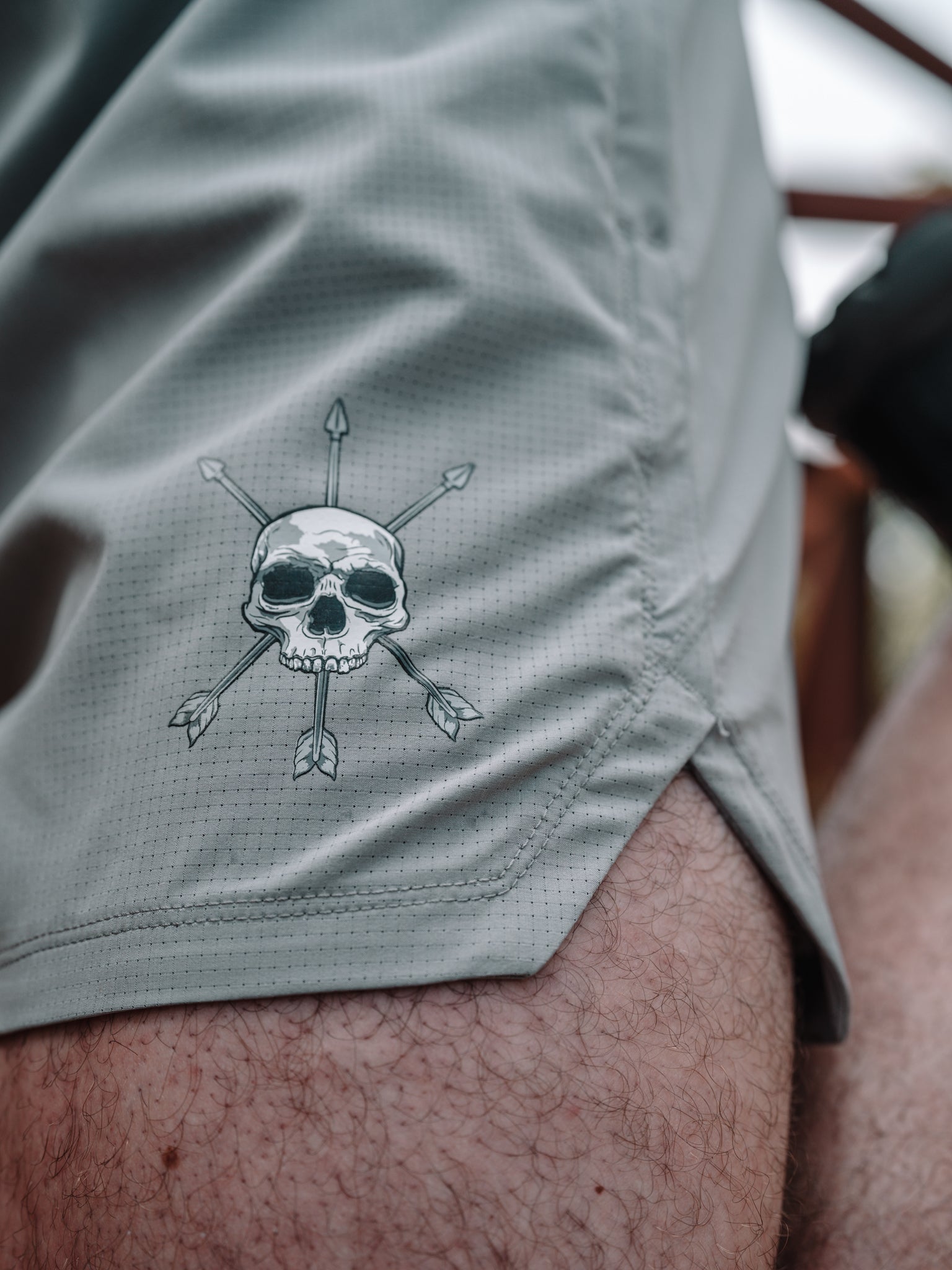 The mark on the grid face beside the split hem