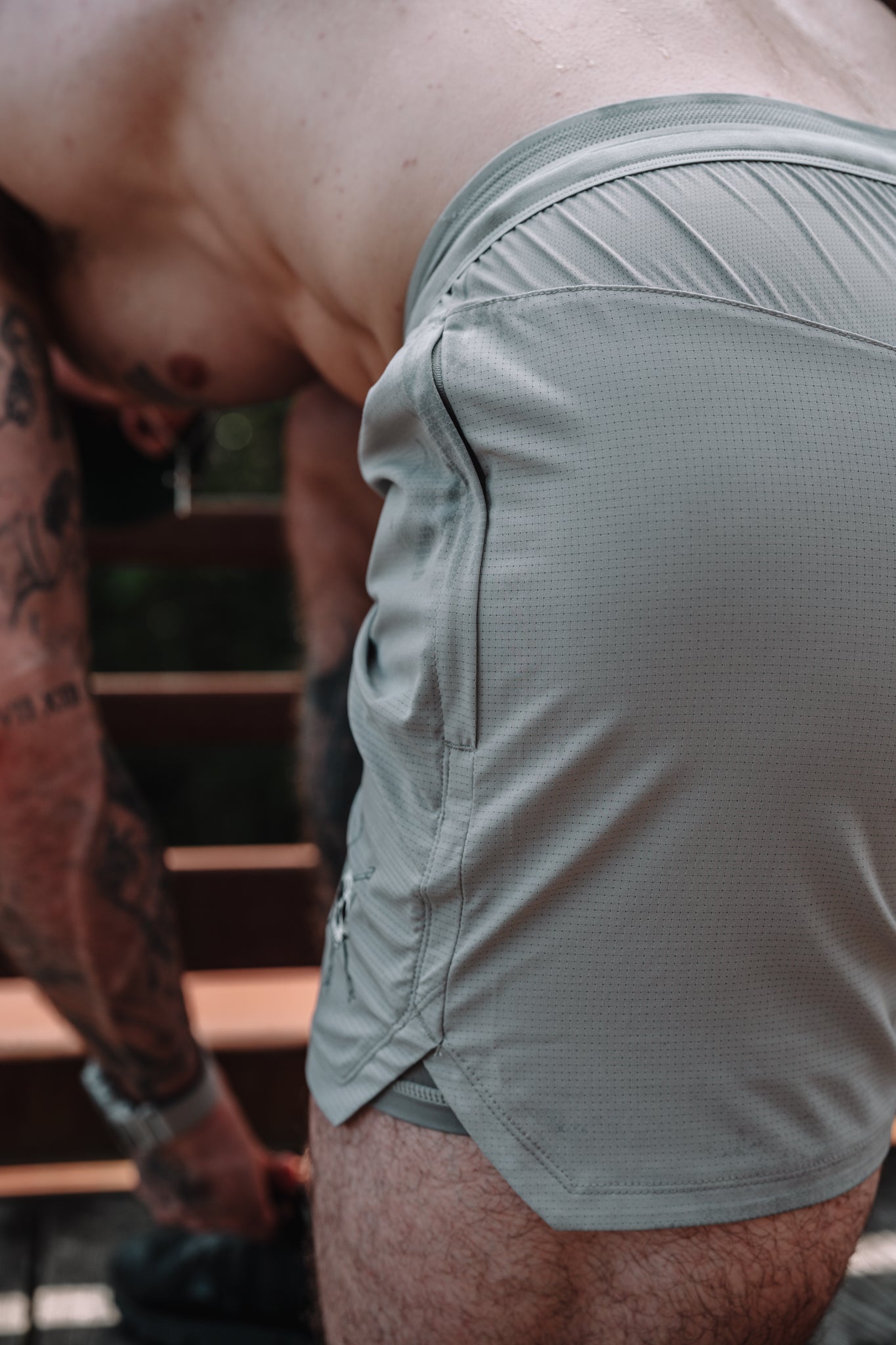 Bent over, the pocket under load