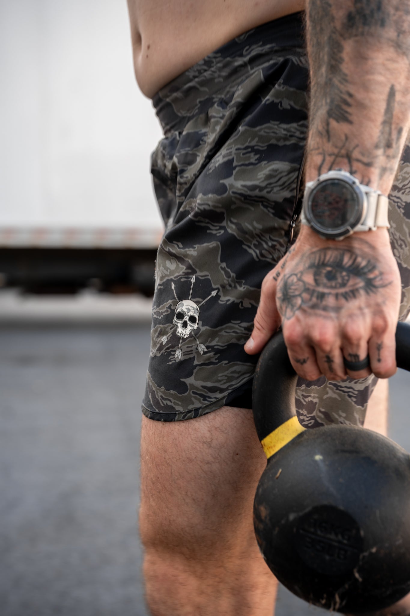 The mark and side split hem while carrying a kettlebell