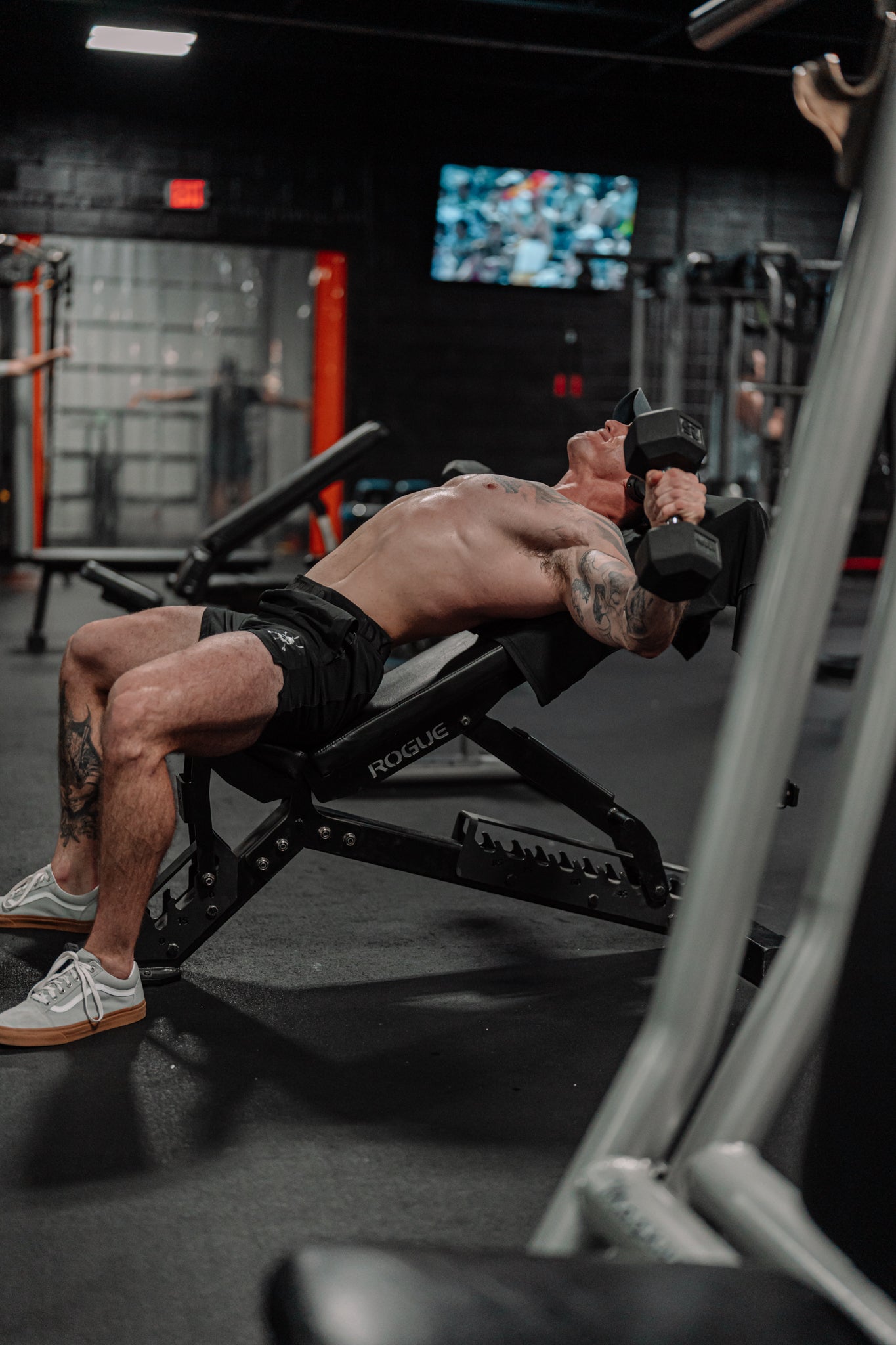 The black Motto Short on the incline press