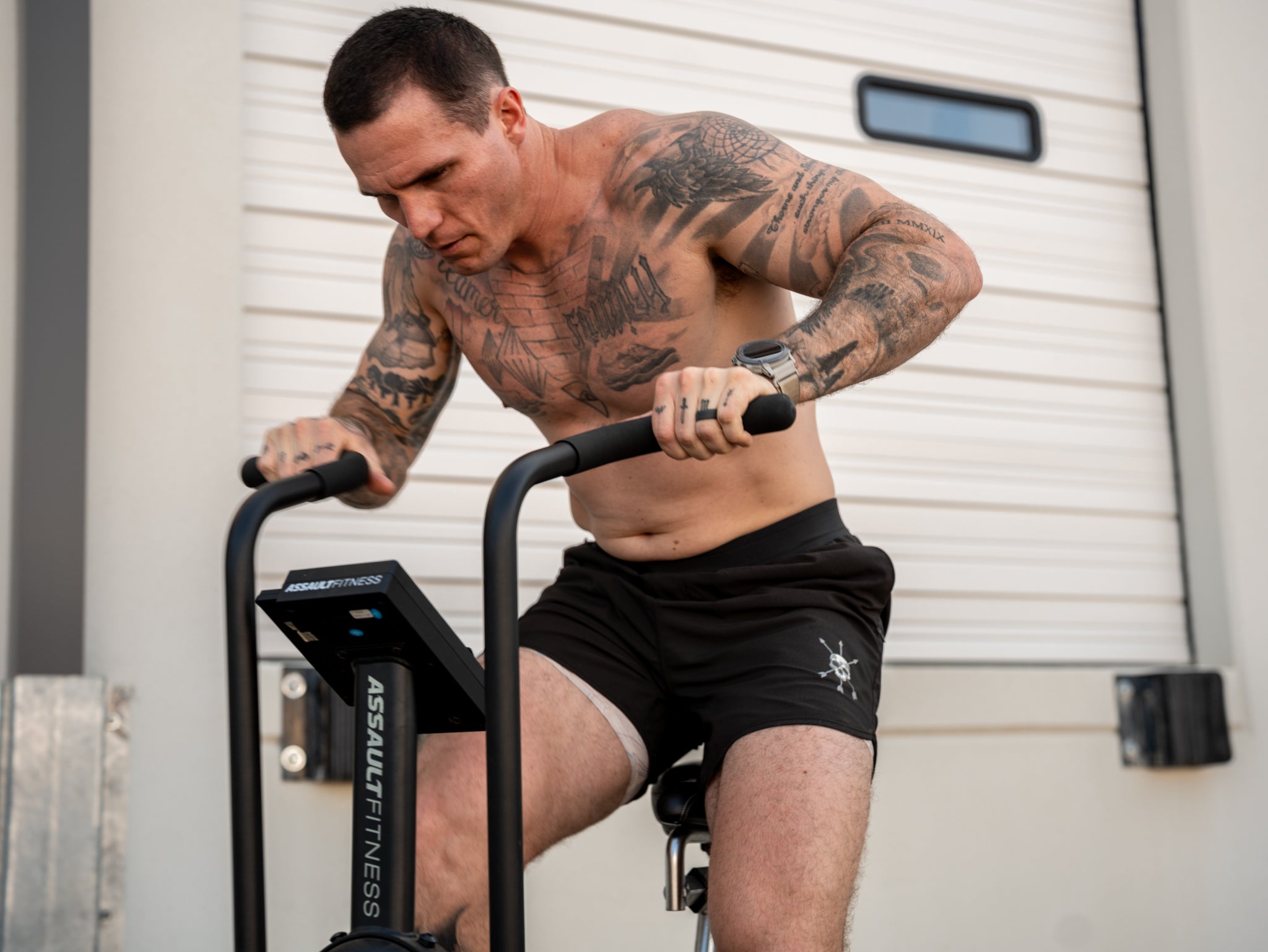 Hybrid Short in Black on the bike